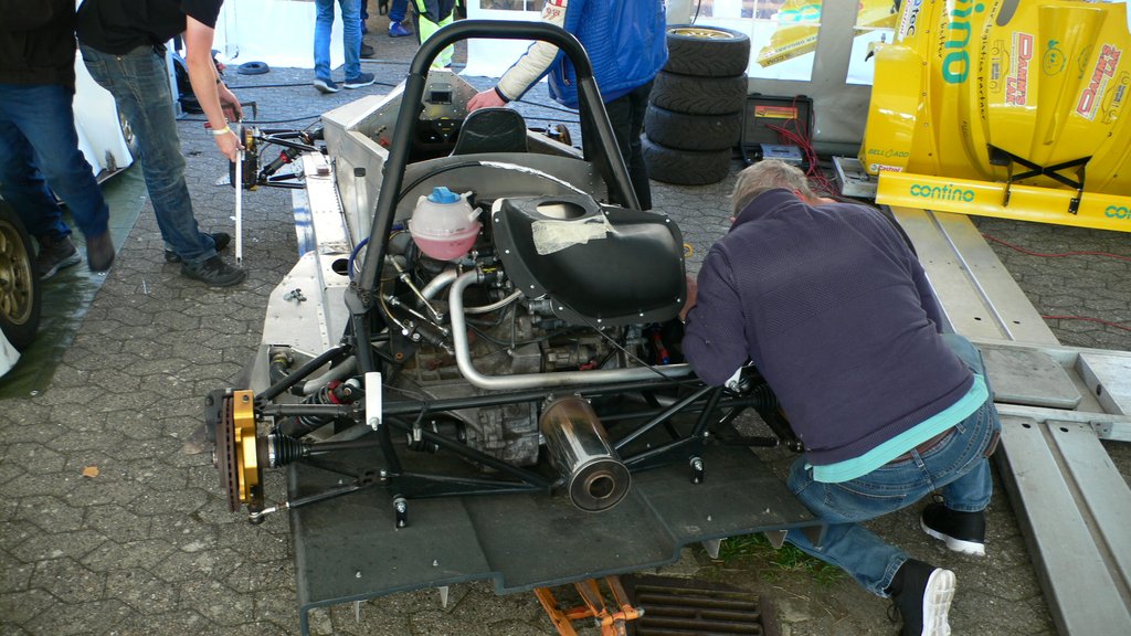 Motor og gearkasse fra kompaktbilerne fra Citroen, Peugeot og Toyota. I Aquila Synergy racerbilen placeret som centermotor og modificeret / tunet til 93 HK
